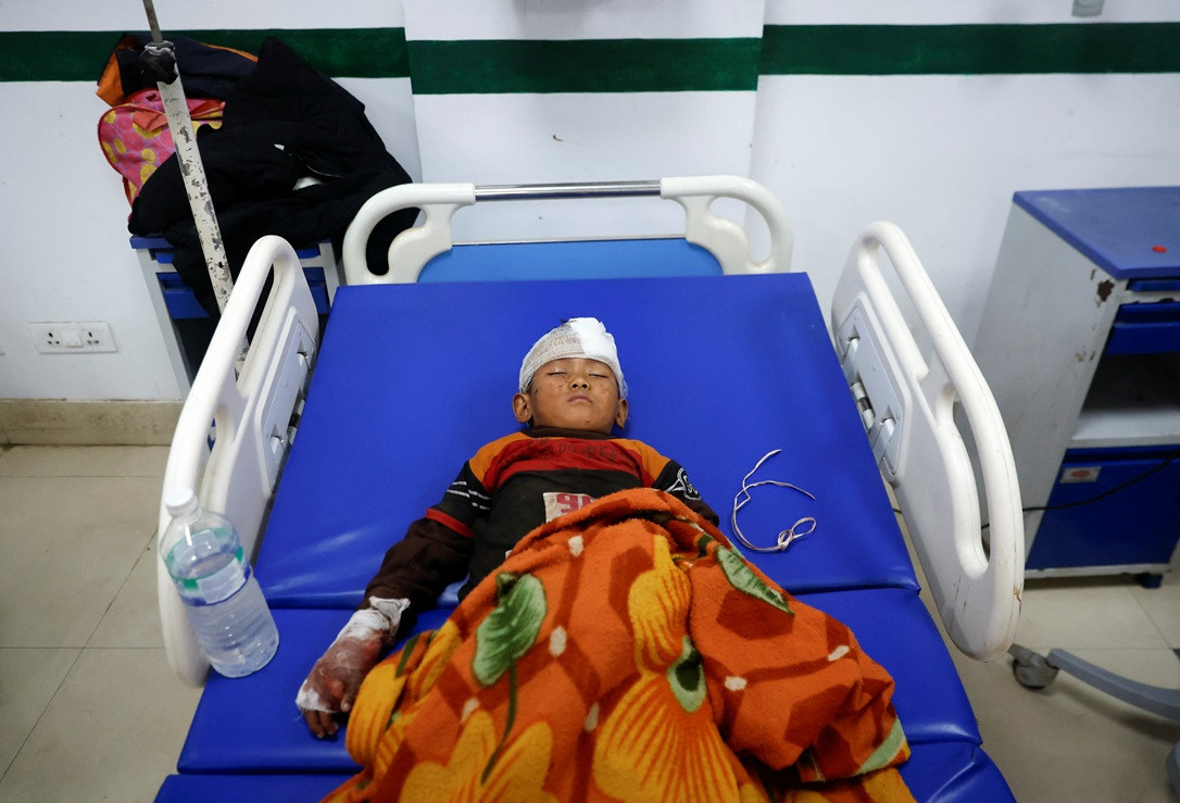 ޖަޖަރުކޮޓް ބިންހެލުމުގައި އަނިޔާވި ސުޝާންތު ޕުން މަގަރްއަށް ހޮސްޕިޓަލުގައި ފަރުވާ ދެނީ - ފޮޓޯ: ރޮއިޓަރސް