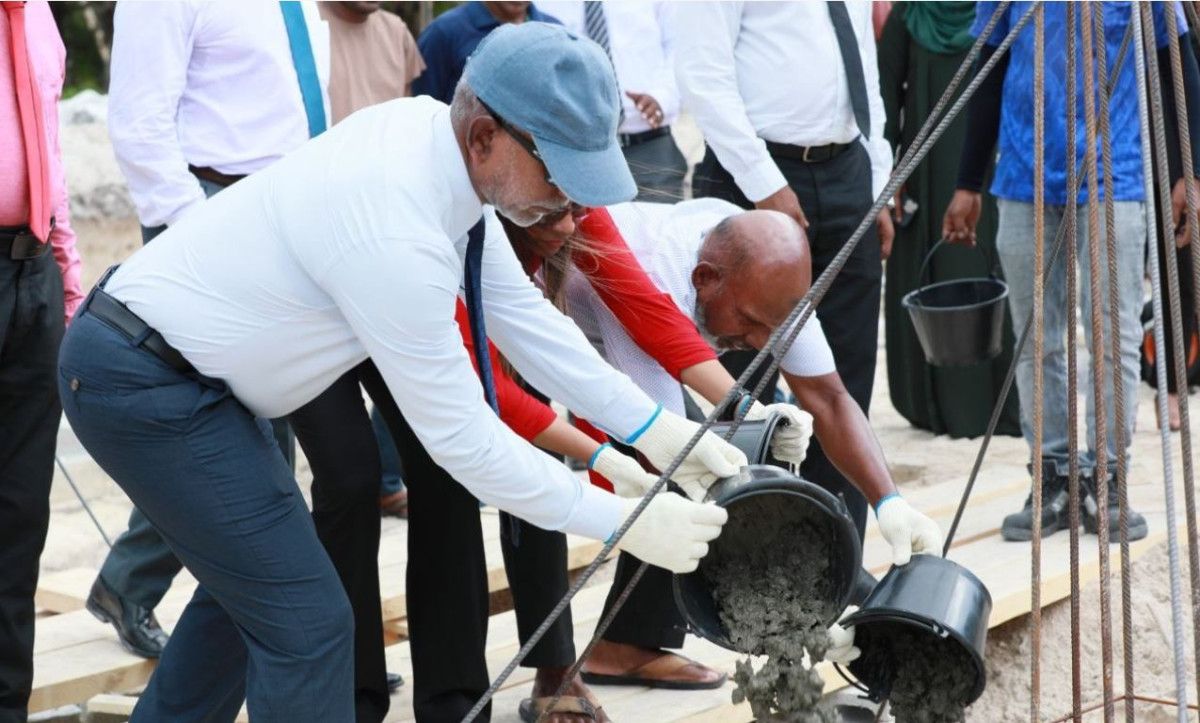 އައްޑޫ ސިޓީ މީދޫގައި އިމާރާތްކުރާ މިސްކިތުގެ އަމަލީ މަސައްކަތް ފެށުމަށް ބޭއްވި ރަސްމިއްޔާތު