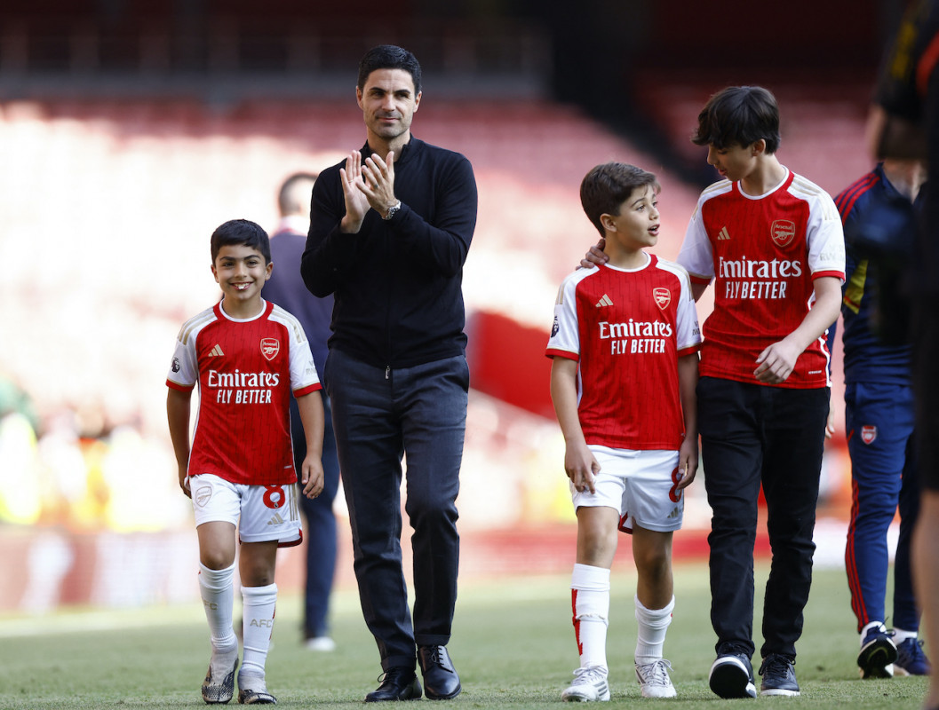 އާސެނަލްގެ ކޯޗު އާޓޭޓާ އޭނާގެ ދަރިންނާއެކު ސަޕޯޓަރުންނާ ބައްދަލުކުރަނީ