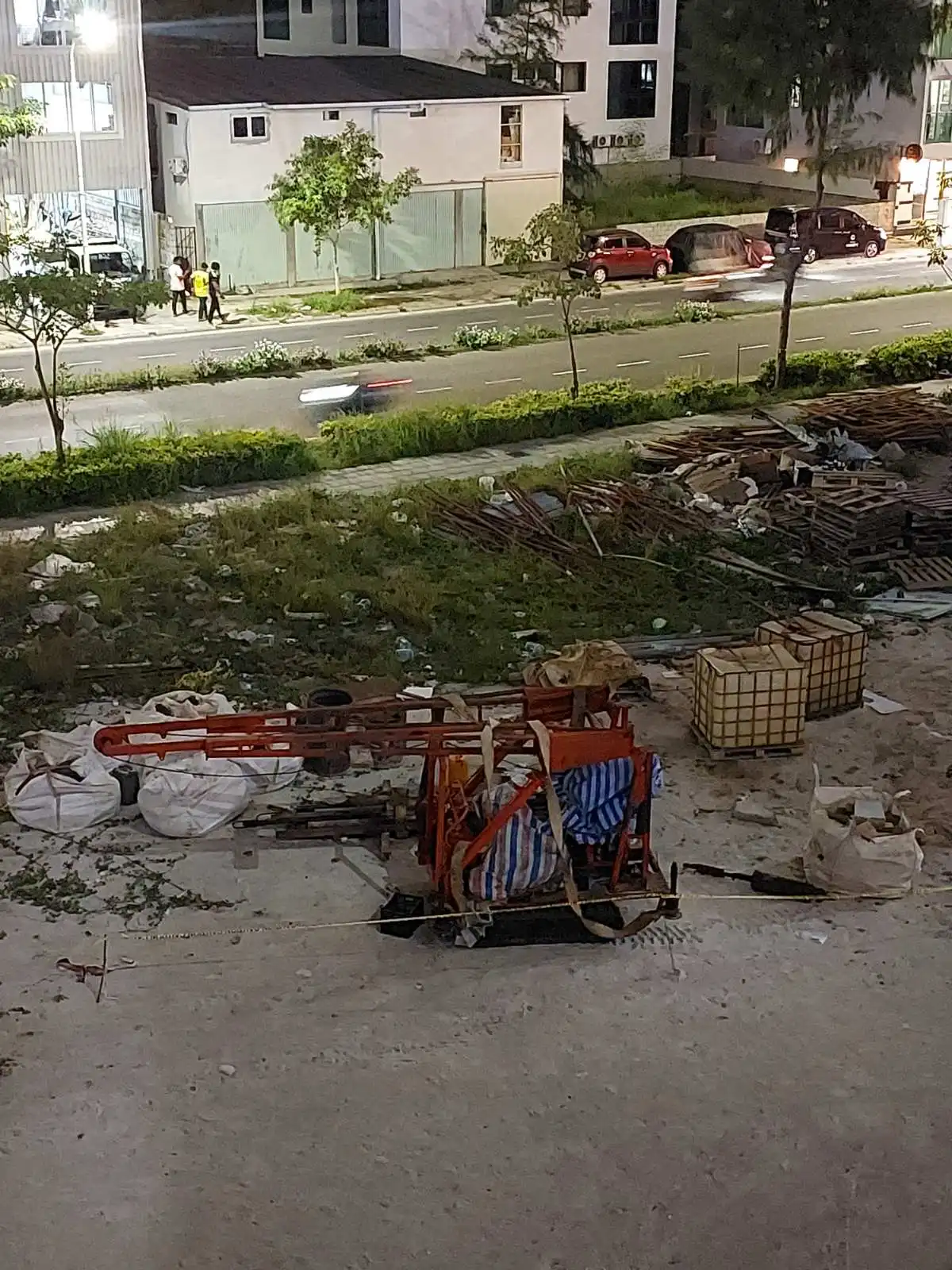 އުދަރެސް 11 ވަނަ ޓަވަރާ ދިމާލުން ބޭރުގައި އޮންނަ ހުސް ބިމުގައި ކޮންސްޓްރަކްޝަން މަސައްކަތްތައް ކުރަނީ.