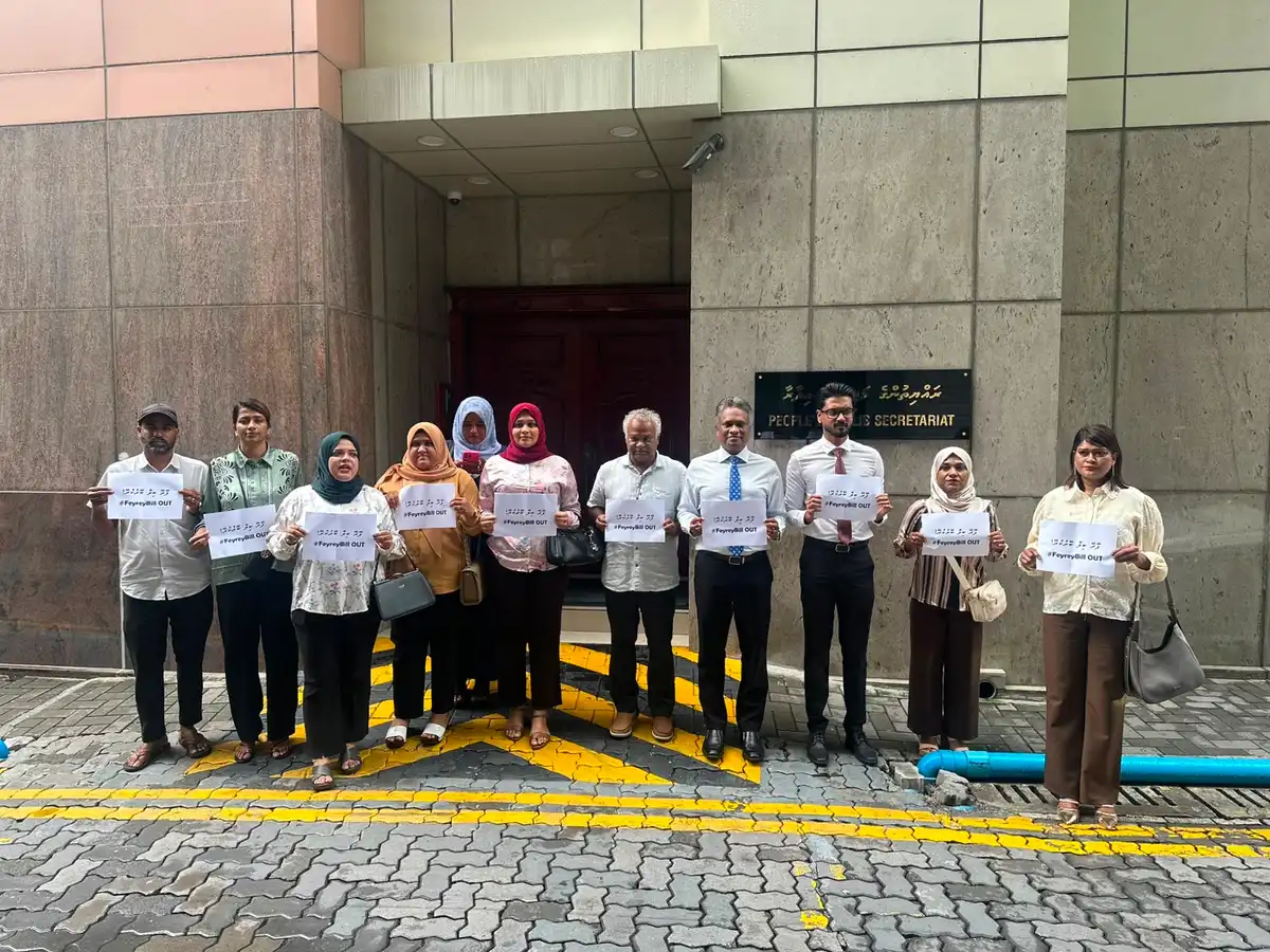 ކައުންސިލްތަކުގެ އިހުތިސާސްގައި ހިމެނޭ ބިންތަކާއި ތަންތަން ސަރުކާރުގެ ތަރައްގީގެ މަޝްރޫއުތައް ހިންގުމަށްޓަކައި ސަރުކާރަށް ނެގޭ ގޮތަށް ލާމަރުކަޒީ ގާނޫނަށް ހުށަހެޅި އިސްލާހުގެ ބިލާ ދެކޮޅަށް އަންގާރަ ދުވަހު މާލެ ސިޓީ ކައުންސިލްގެ ބައެއް ކައުންސިލަރުން އިހުތިޖާޖުކުރަނީ