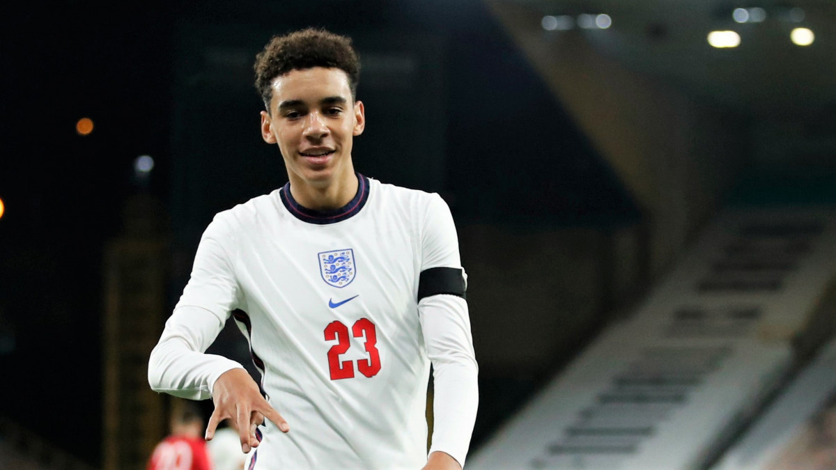 މީގެ ކުރިން އިންގްލެންޑުގެ ޔޫތު ޓީމަށް ޖަމާލް މުސިއާލާ ކުޅުނު ދުވަސްވަރު