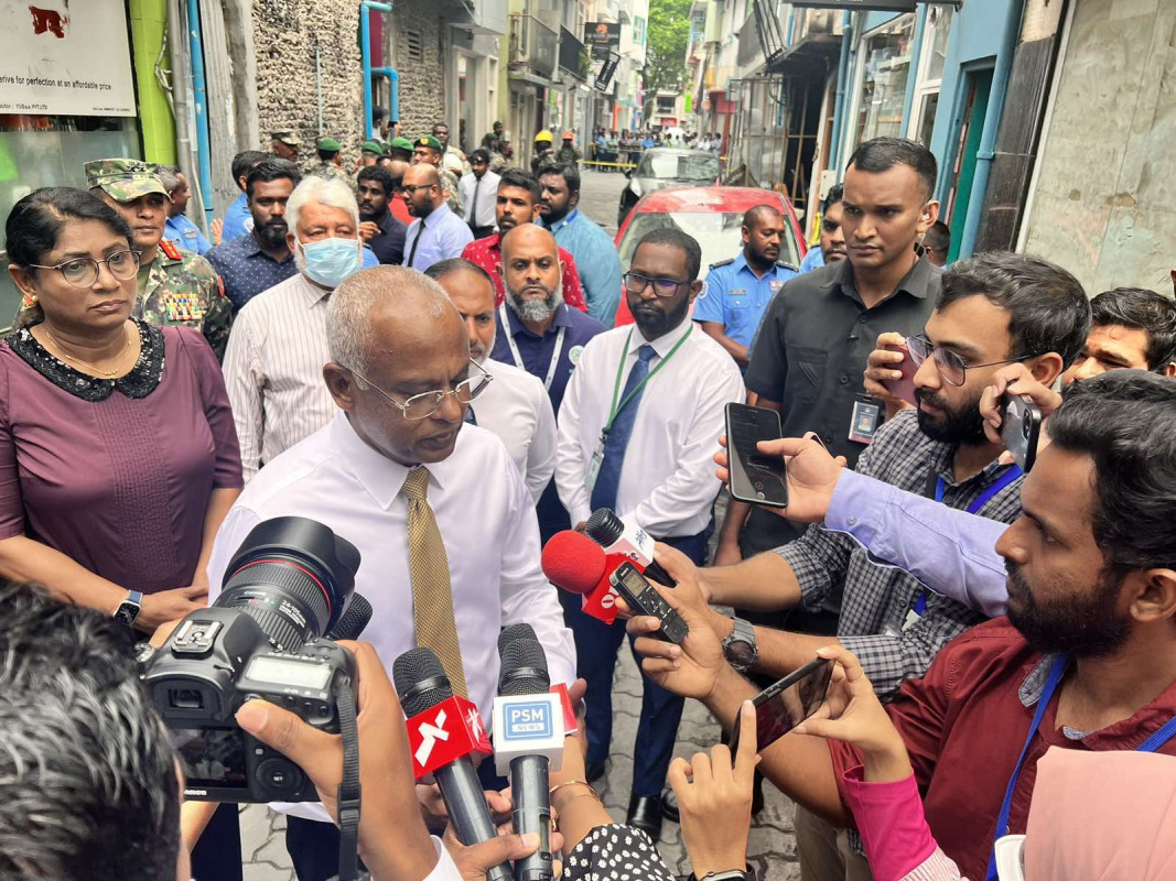 އަލިފާނުގެ ޙާދިސާ ހިނގި ސަރަޙައްދަށް ރައީސް ސާލިޙް ވަޑައިގެންނެވުން - ރައީސް ވިދާޅުވީ މީގެ ކުރިން ހިނގި އަލިފާނުގެ ޙާދިސާއާއި ގުޅިގެން އޭރު އެޅި ފިޔަވަޅެއްގެ ގޮތުން މާލޭގައި ހުރި ހުރިހާ ކެމިކަލް ގުދަންތަކެއް ބަދަލު ކުރެވުނު ކަމަށް، އެއާއެކު ދެން ކުރަން ޖެހިފައި އޮތް ކަމަކީ މިފަދަ ގަރާޖްތަކާއި ވޯކްޝޮޕްތަކަށް ބަދަލުކުރުން ކަމަށް - ފޮޓޯ: ރާއްޖެއެމްވީ