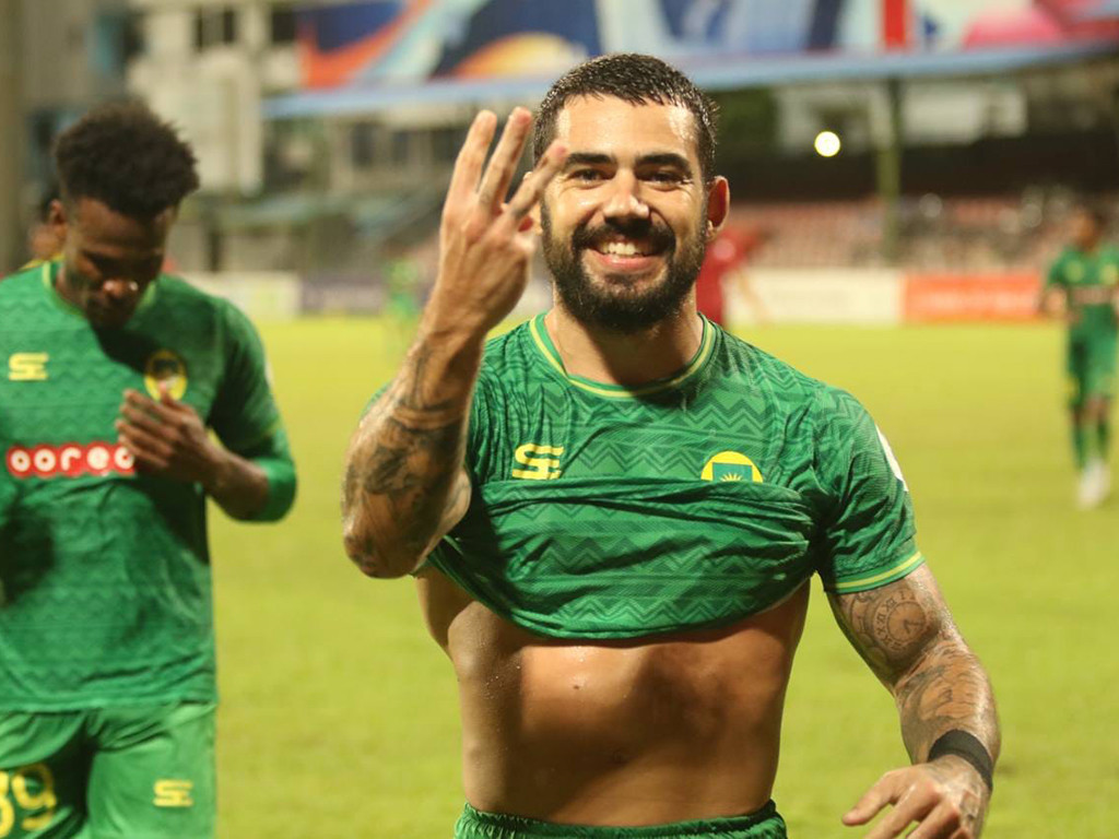 މެޗުގައި ހެޓްރިކް ހެދުމަށްފަހު ޓަނާ އުފާފާޅުކުރަނީ: ފޮޓޯ-މާޒިޔާ