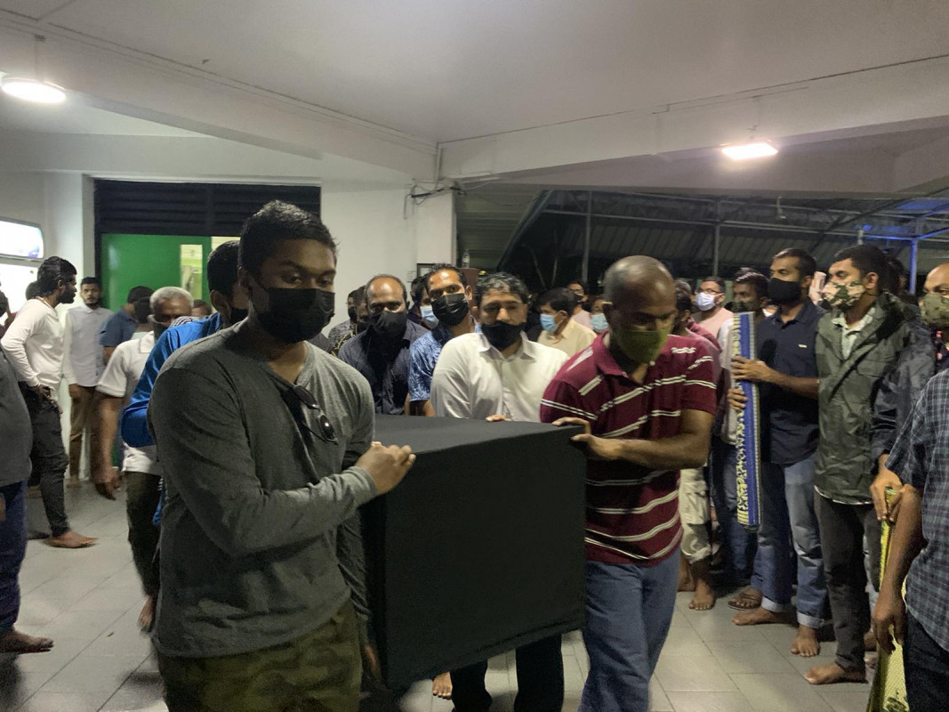 ލާންސް ކޯޕްރަލް މުޙައްމަދު ޞުލްޠާންގެ ހަށިގަނޑު ވަޅުލުމަށް ގެންދަނީ: ފޮޓޯ - ރާއްޖެއެމްވީ