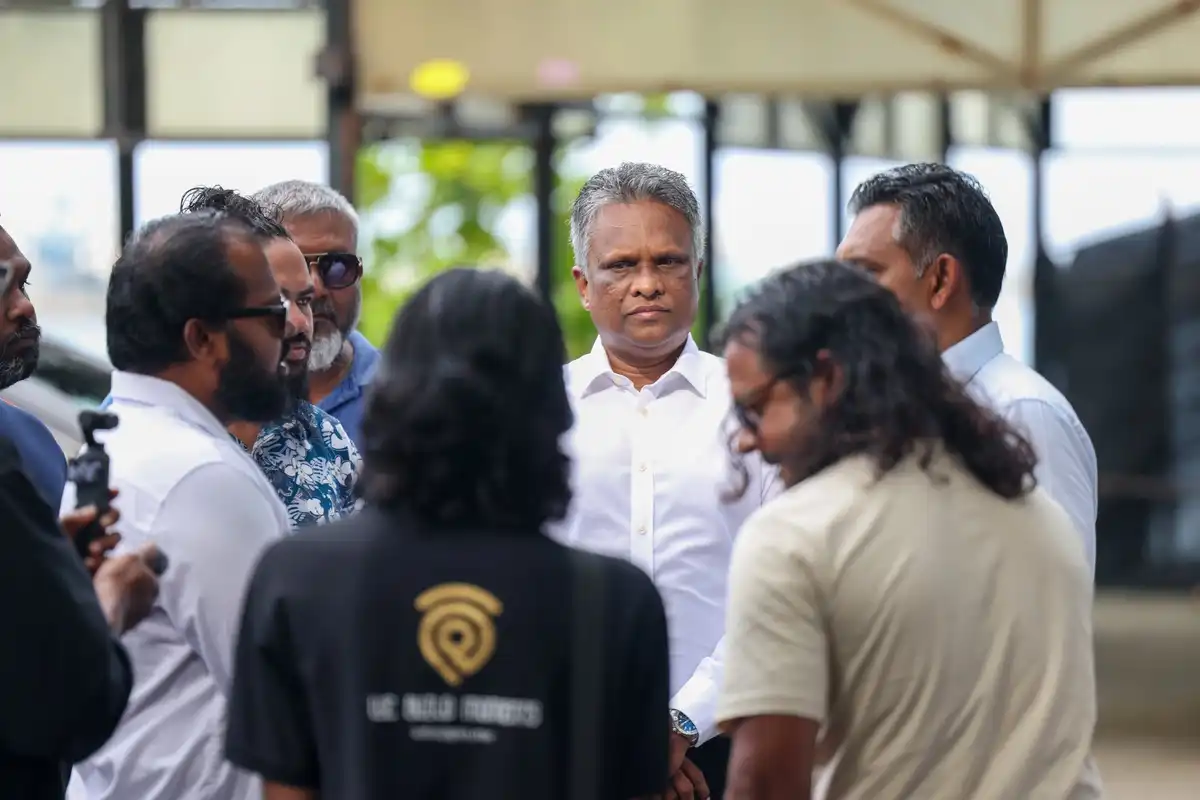 މާލެ ސިޓީ މޭޔަރު އާދަމް އާޒިމް ޓެކްސީ ޑްރައިވަރުންނާ ބައްދަލުކުރައްވަނީ