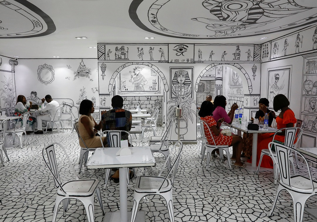 ނައިޖީރިއާގެ ސްކެޗް ރެސްޓޯރެންޓުގައި ކަސްޓަމަރުންތަކެއް