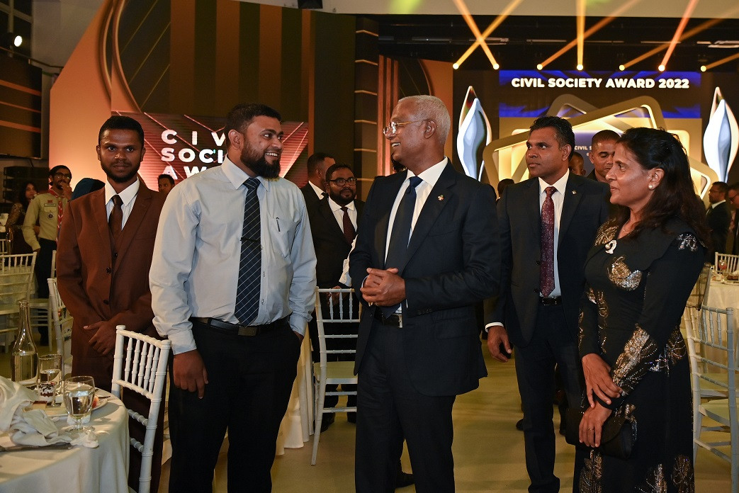 ރައީސް ސާލިޙު ރަސްމިއްޔާތުގެ ބައިވެރިންނާ ވާހަަކަފުޅު ދައްކަވަނީ - ފޮޓޯ: ރައީސް އޮފީސް