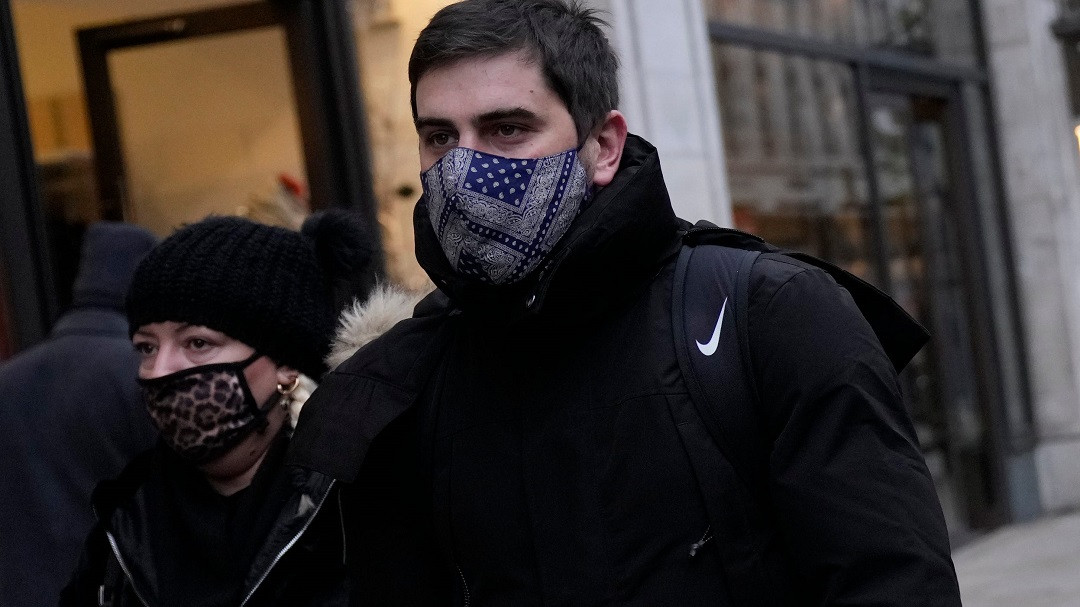 ކެލިފޯނިއާގެމަގުމަތީގައި 2 މީހަކު މާސްކްއަޅައިގެން