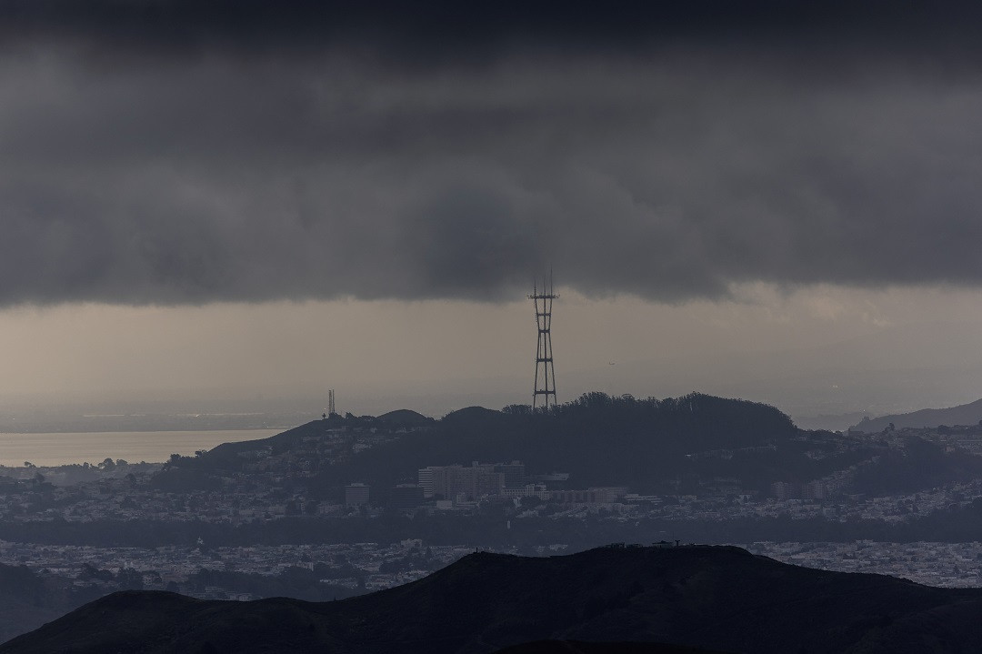 ސްނޯގެ ތޫފާނެއްގެ ތެރެއިން ސެންފްރެންސިސްކޯގެ މަންޒަރެއް - ފޮޓޯ: ރޮއިޓަރސް