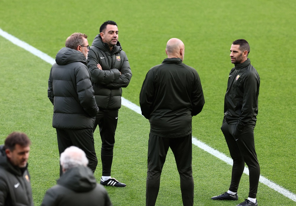 ބާސެލޯނާގެ ކޯޗު ޒަވީ އަދި އެ ކުލަބުގެ އެހެނިހެން ކޯޗިން އޮފިޝަލުން