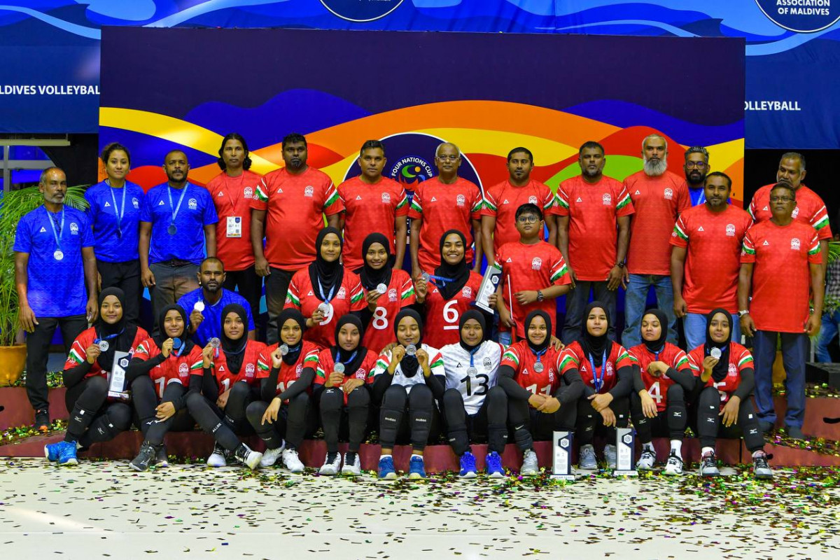 ޤައުމީ އަންހެން ވޮލީ ޓީމުގެ ކުޅުންތެރިން ރައީސުލްޖުމްހޫރިއްޔާ، ނައިބު ރައީސް އަދި މިނިސްޓަރު މަޚްލޫފާއެކު