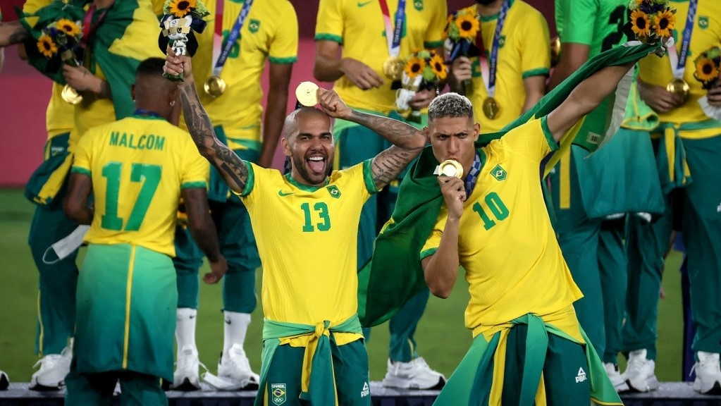 ޓޯކިއޯ އޮލިމްޕިކްސްގެ ތެރެއިން، މެޑައްޔާއިއެކު ބްރެޒިލް ފުޓުބޯޅަ ޓީމުގެ ކުޅުންތެރިން އުފާފާޅު ކުރަނީ - ފޮޓޯ: ގެޓީ އިމޭޖަސް