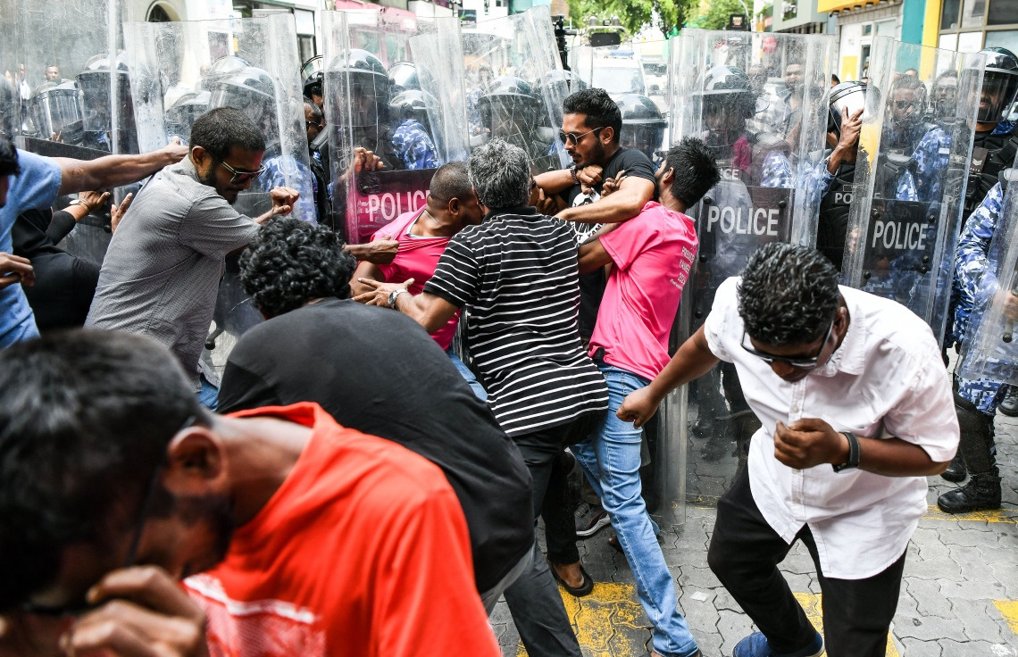 އިދިކޮޅުން ކުރިއަށްގެންދިޔަ މުޒާހަރާ