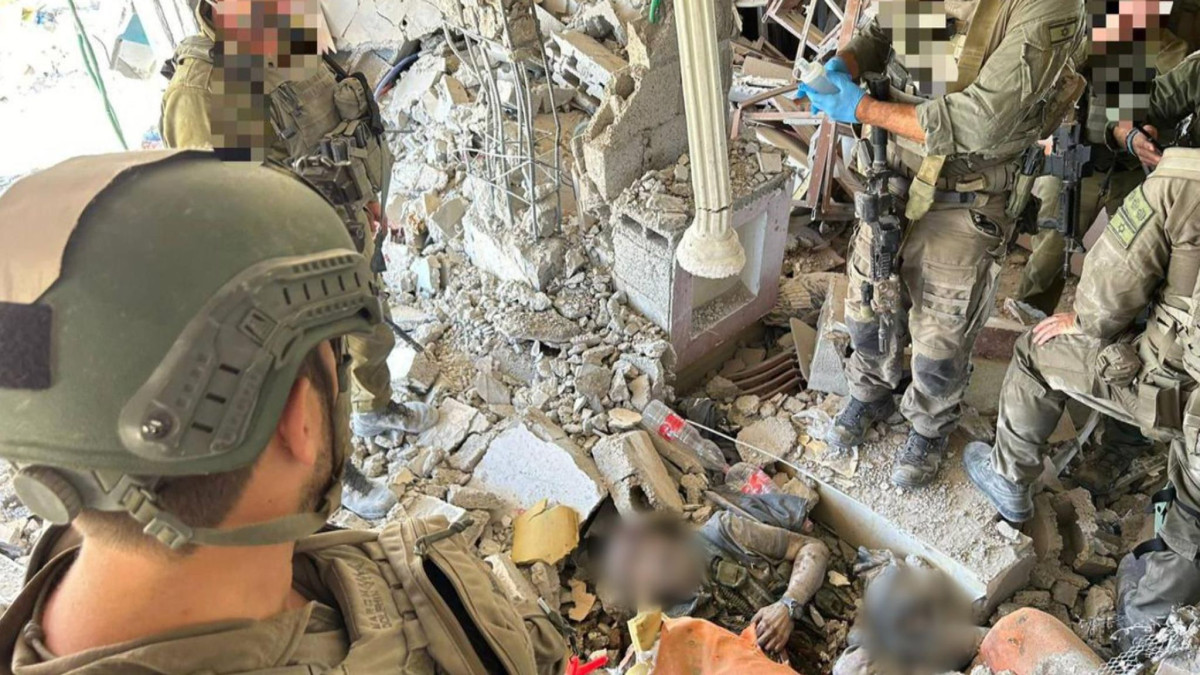 ހަމާސްގެ ލީޑަރު ޔަހްޔާ ސިންވާރަށް އަމާޒުކޮށް ދިން ހަމަލާގައި މަރުވެފައިވާ އޭނާގެ ހަށިގަނޑުކަމަށް ބެލޭ ހަށިގަނޑު ފުނޑުވެފައިވާ އިމާރަތުގެ ތެރޭގައި