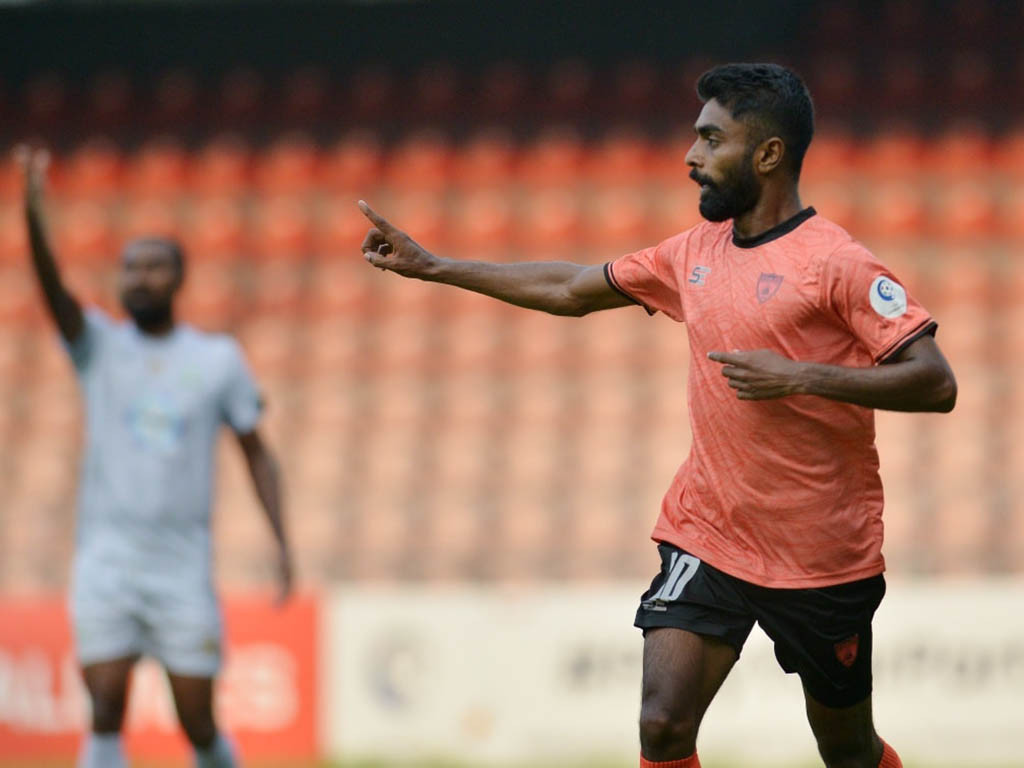 އީގަލްސްއަށް ދެ ލަނޑު ޖަހައިދިން ރިޒޭ