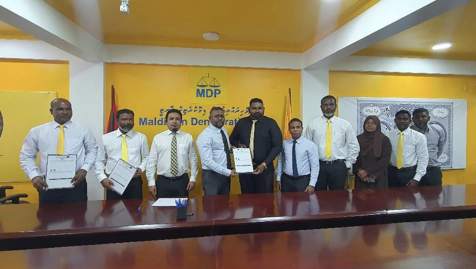 ފެރިދޫ ކައުނސިލުން ފޯމުތައް އެމްޑީޕީގެ ޗެއަރޕާސަނާ ހަވާލުކުރައްވަނީ