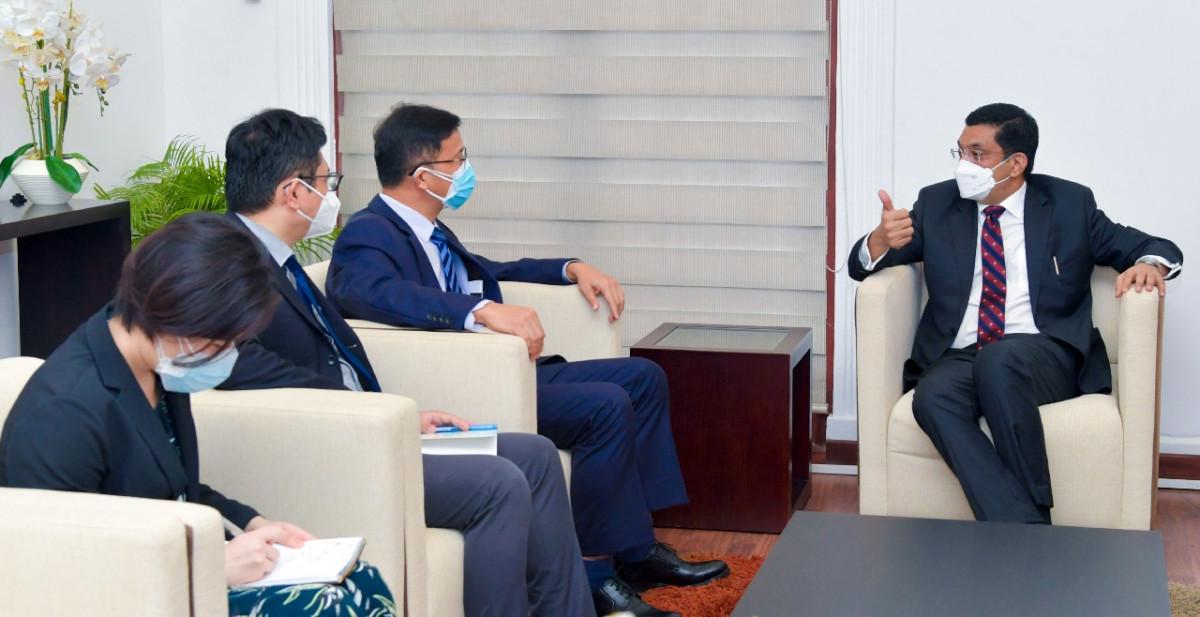 ޗައިނާއިން ލަންކާއަށް ކަނޑައަޅާފައި ހުންނަވާ ސަފީރު ޗީ ޖެންހޮންގް، ލަންކާގެ ފިނޭންސް މިނިސްޓަރު އަލީ ސަބްރީއާ ބައްދަލުކުރެއްވުން