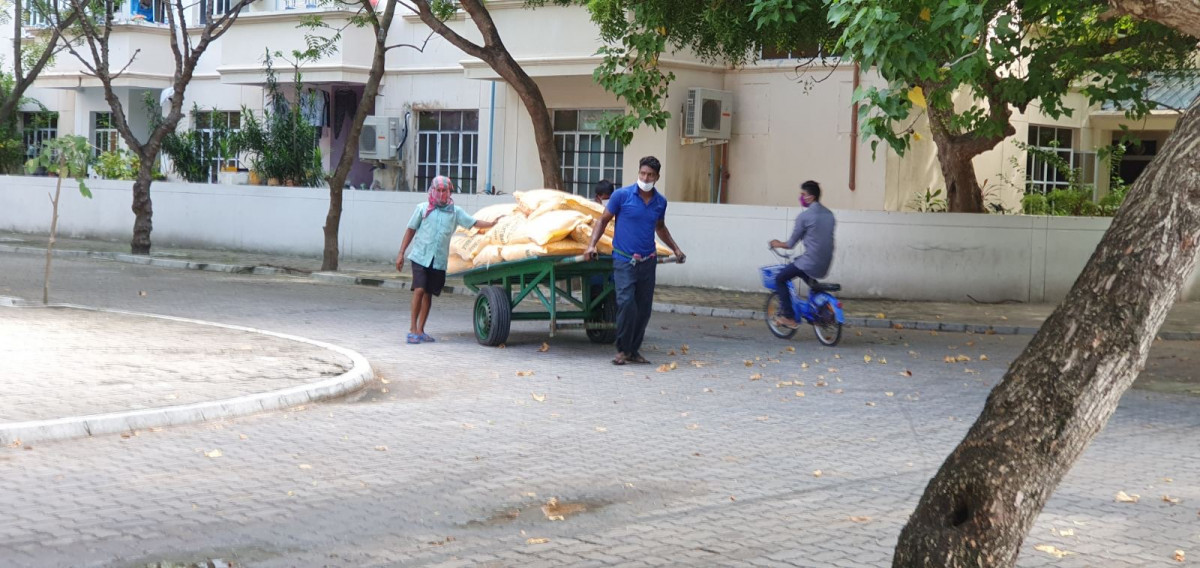 ފުރަބަންދުގެ ޙާލަތަށް ލުއި ދިނުމުގެ ދެވަނަ މަރުހަލާގެ ތެރެއިން ވިލިމާލެ - ދެ ބިދޭސިއަކު ގާޑިއަލެއްގައި ބަސްތާތަކެއް ހިފައިގެން، ލުއިތަކާއި އެކު މިހާރުވެސް އަޅަމުން ދާ ޚާއްޞަ ފިޔަވަޅުތަކާ އެކު މަސައްކަތް ކުރުމުގެ ހުއްދަ ދެވިގެންދާނެ - ފޮޓޯ: ރާއްޖެއެމްވީ