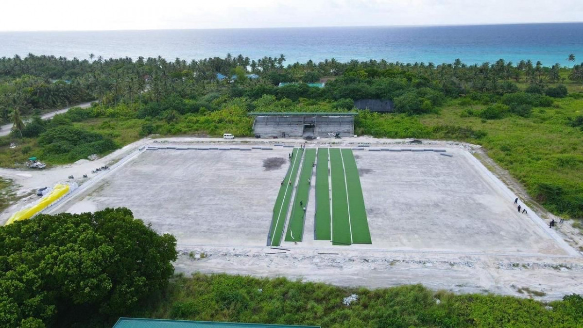 ލ. ގަން ޒޯން ސްޓޭޑިއަމުގައި ޓާފް އެޅުމުގެ މަސައްކަތް ކުރިއަށްދަނީ