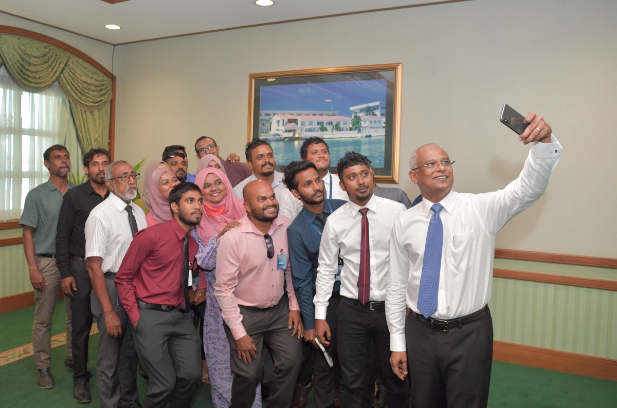 President Ibrahim Mohamed Solih takes picture with media personnel