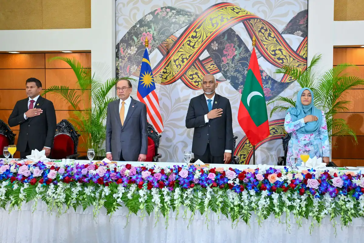 ރައީސުލްޖުމްހޫރިއްޔާގެ ދެކަނބަލުން، މެލޭޝިއާ ބޮޑުވަޒީރުގެ ޝަރަފުގައި ބޭއްވެވި ފުރަމާނަ މެންދުރުގެ ފަރިއްކޮޅުގެ ތެރެއިން
