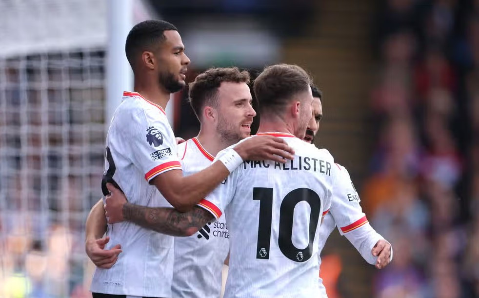 މެޗުގައި ލަނޑު ޖެހުމަށްފަހު ލިވަޕޫލްގެ ކުޅުންތެރިން އުފާ ފާޅު ކުރަނީ