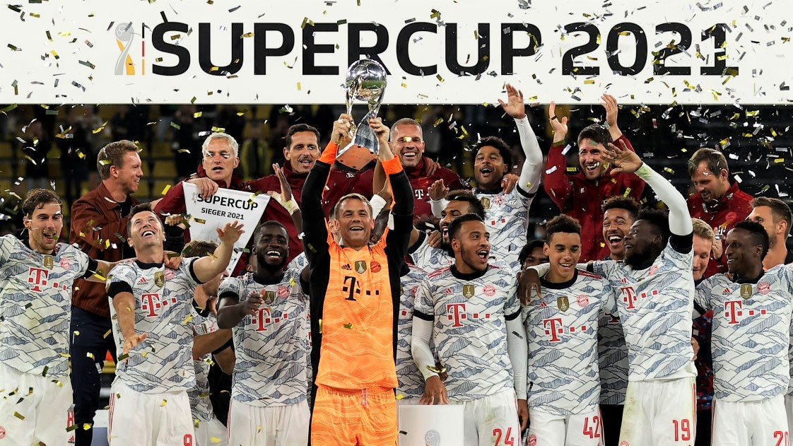 ޖަރުމަން ސުޕަ ކަޕުގެ ޓްރޮފީއާއެކު ބަޔާނުގެ ކުޅުންތެރިން އުފާފާޅުކުރަނީ