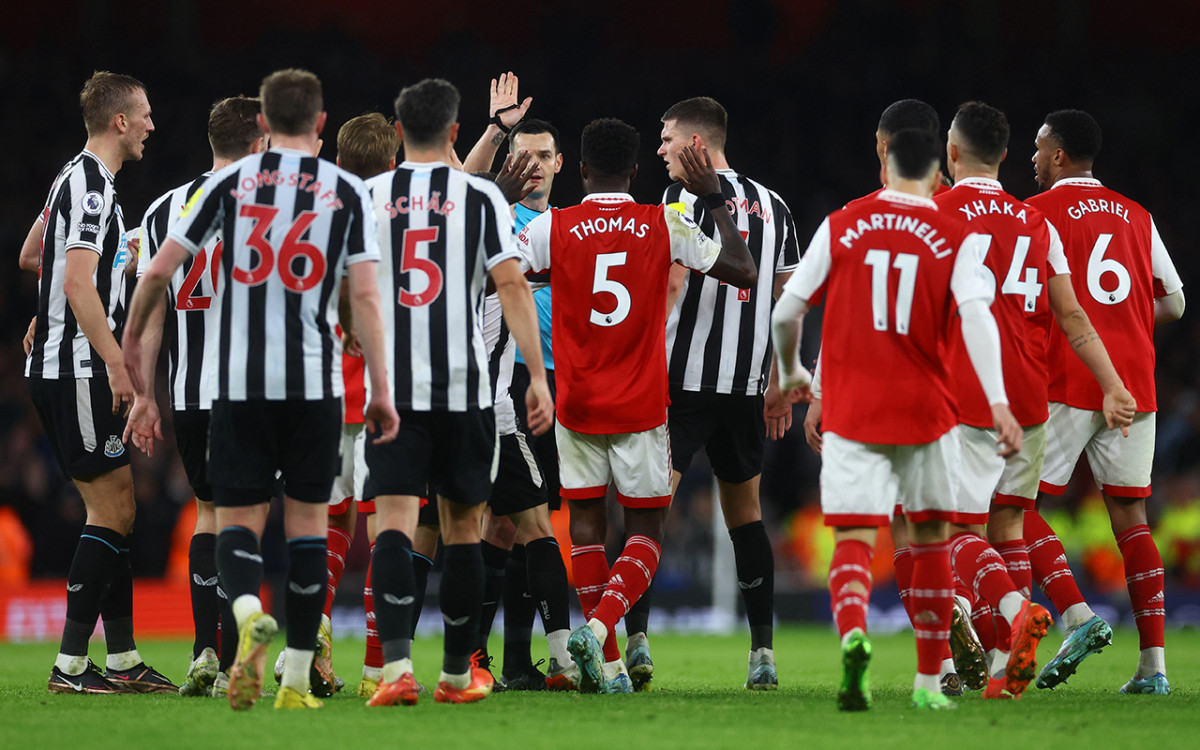 އާސެނަލްއާއި ނިއުކާސަލް ކުޅުންތެރިން ރެފްރީ ވަށައިގެން