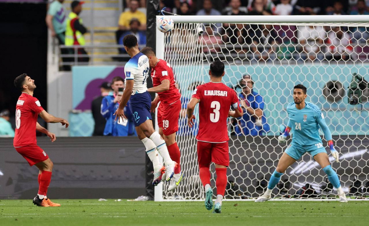 އިންގްލެންޑު އަދި އީރާން ކުޅުނު މެޗުގެ ތެރެއިން: ފޮޓޯ - ރޮއިޓާސް  