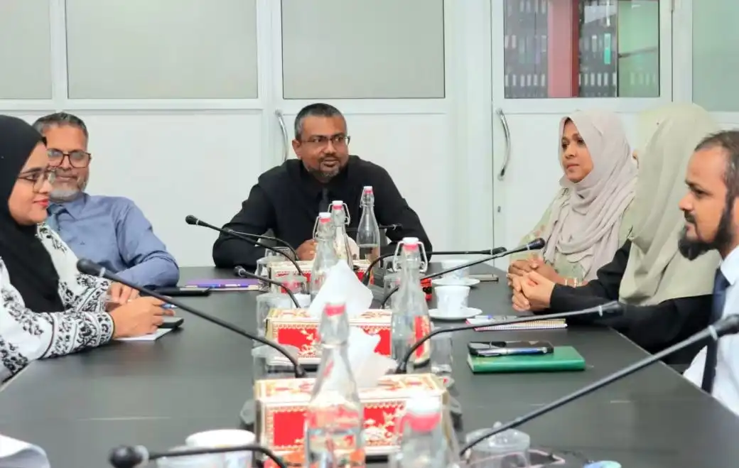 މީޑިއާ ކޮމިޝަން ގެ ބައްދަލުވުމެއްގެ ތެރެއިން