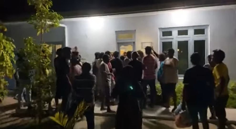 ޕޮލިސް ސްޓޭޝަން ސަރަހައްދަށް ރައްޔިތުން އެއްވެފައި