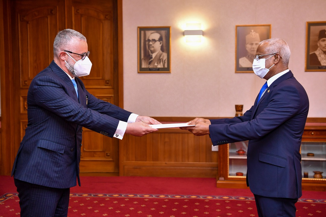 ހަންގޭރީގެ އައު ސަފީރު، އެމަނިކުފާނުގެ ސަފީރުކަމުގެ ފަތްކޮޅު ރައީސުލްޖުމްހޫރިއްޔާއަށް އަރުވައިފި