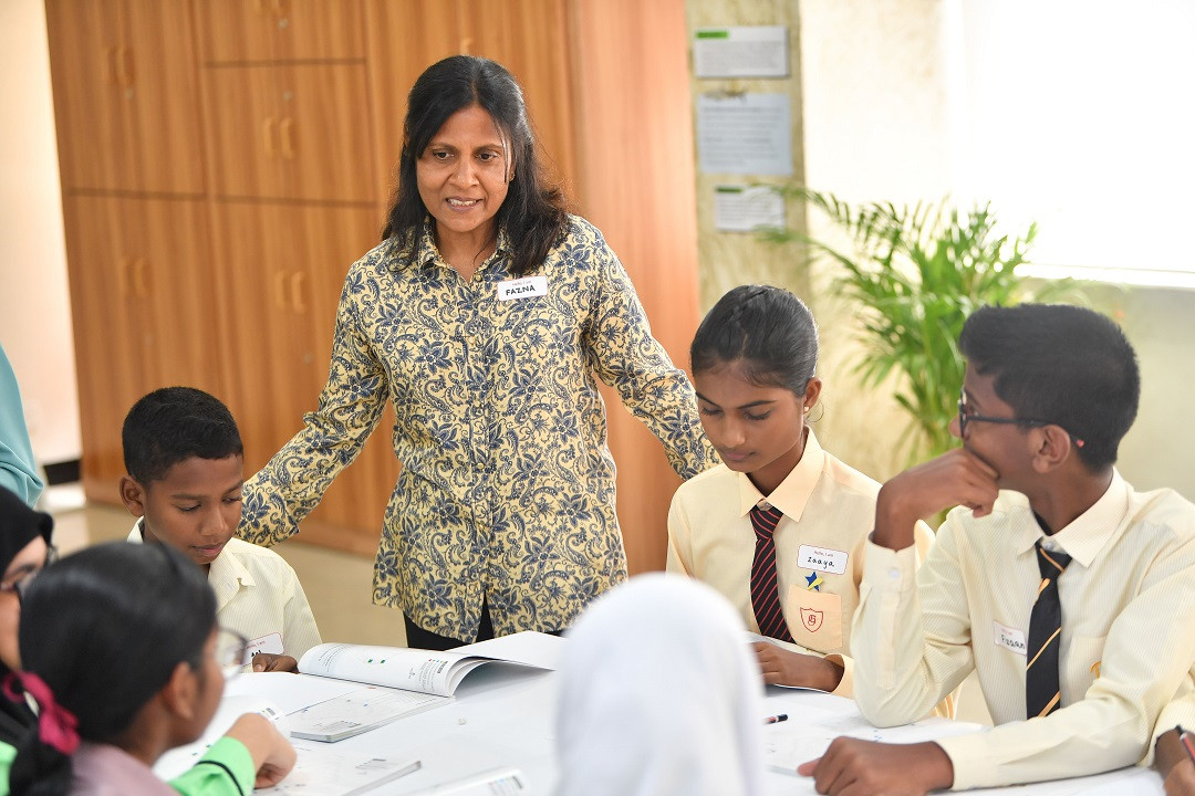 އިކޯސިސްޓަމްސް އޮފް ދަ މޯލްޑިވްސް' ފޮތް އިފްތިތާހުކުރުމުގެ ރަސްމިއްޔާތުގެ ތެރެއިން - ފޮޓޯ: ރައީސް އޮފީސް