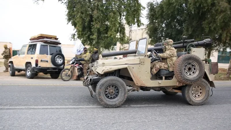 ސަރުކާރުގެ ބާރުގެ ދަށުގައި ކުރިން އޮތް ހުމްސް ޕްރޮވިންސްގެ ހުމްސް ސިޓީ އަށް އެރުމަށް ހަނގުރާމަވެރިން ދަތުރު ކުރަނީ