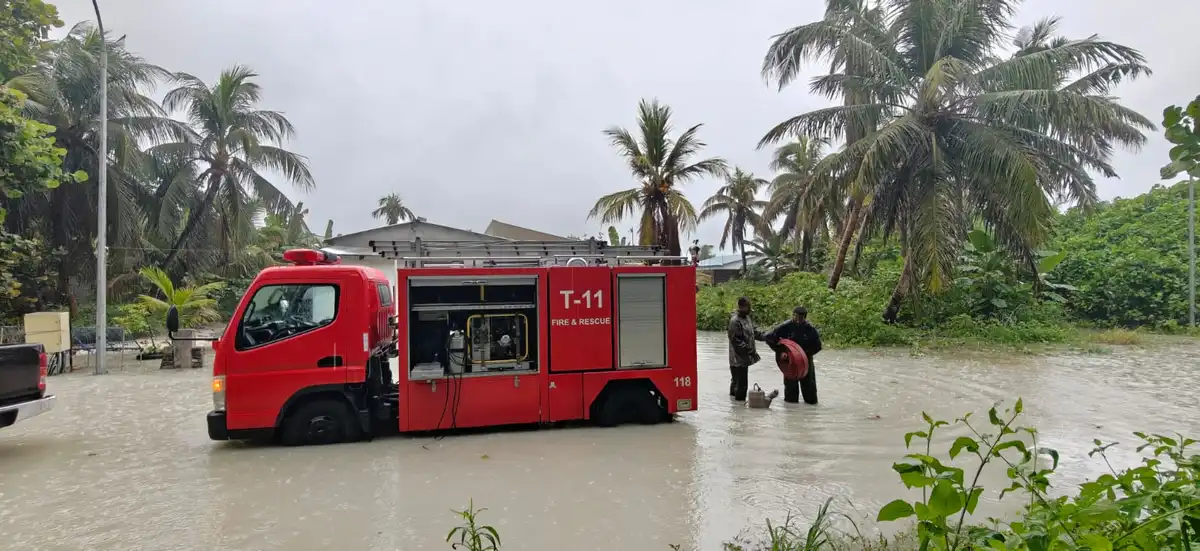 އައްޑޫ ސިޓީ ހިތަދޫ، ފޭދޫ، އަދި ހުޅުމީދޫއަށް ބޯކޮށް ވާރޭވެހި މަގުތަކުގައި ފެން ބޮޑުވެފައިވާތީ، ފެން ހިންދުމުގައާއި ވެލި ބަސްތާ ޖެހުމުގައި އެމްއެންޑީއެފް ސަދަން އޭރިއާ ކޮމާންޑުން ވަނީ ހަރަކާތްތެރިވެފައި