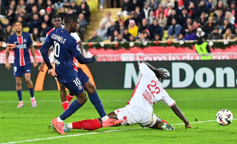 މެޗުގައި ޕީއެސްޖީގެ އެމްބާޕޭ އުފާ ފާޅު ކުރަނީ