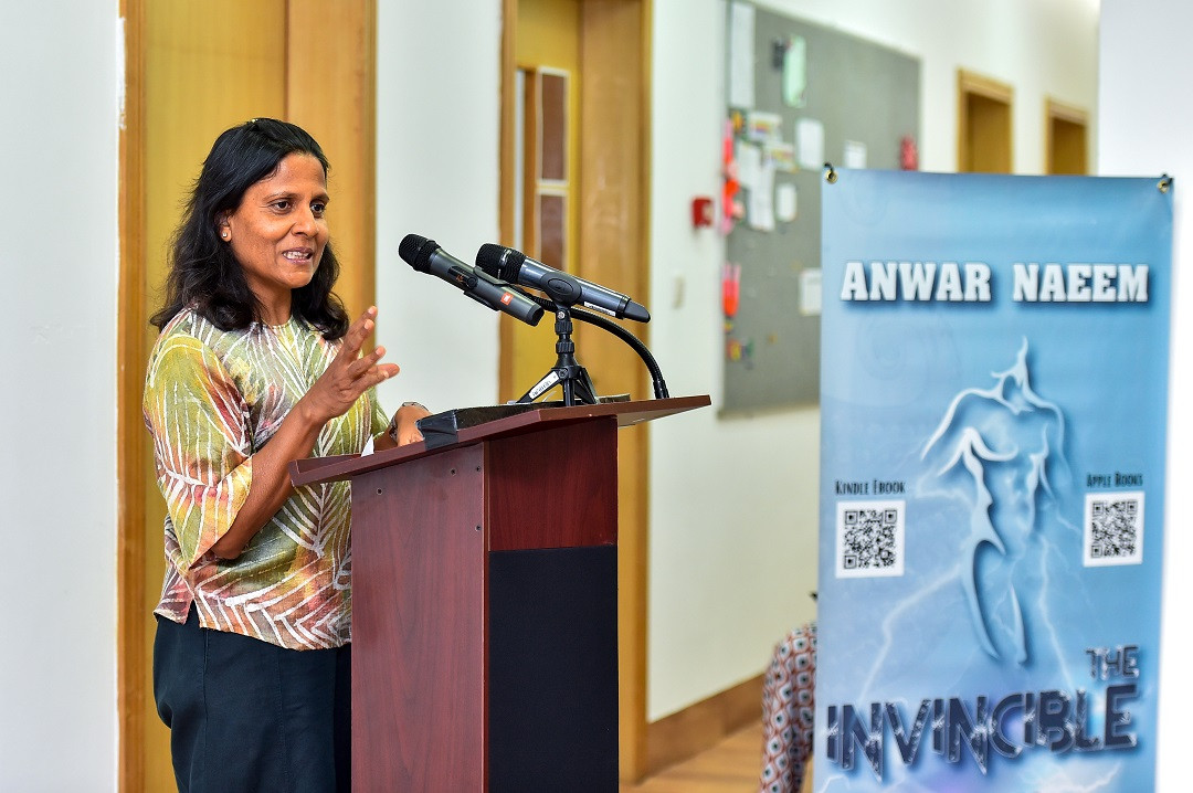 "ދަ އިންވިންސިބްލް: ދަ ކޮންފިއުޝަން" ފޮތް ނެރެދެއްވުމަށްފަހު ރައީސްގެ އަނބިކަނބަލުން ވާހަކަފުޅުދައްކަވަނީ - ފޮޓޯ: ރައީސް އޮފީސް