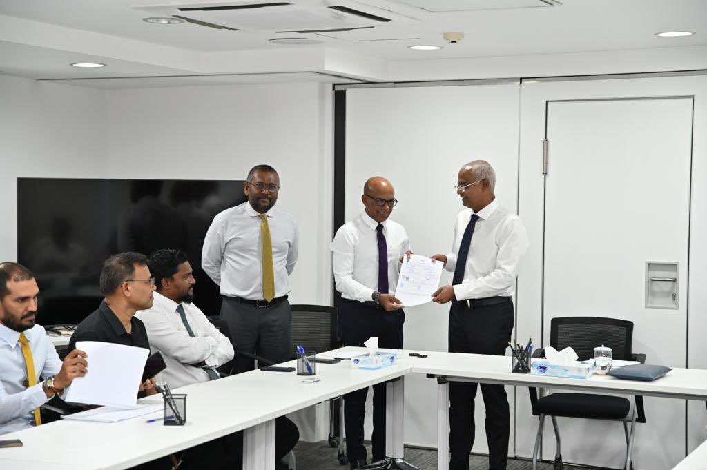 އެމްޑީޕީއާ ގުޅިވަޑައިގެން ރައީސް އޮފީހުގެ މިނިސްޓަރު އަހުމަދު ސަމީރު ރައީސް އަށް ފޯމު ހަވާލުކުރައްވަނީ