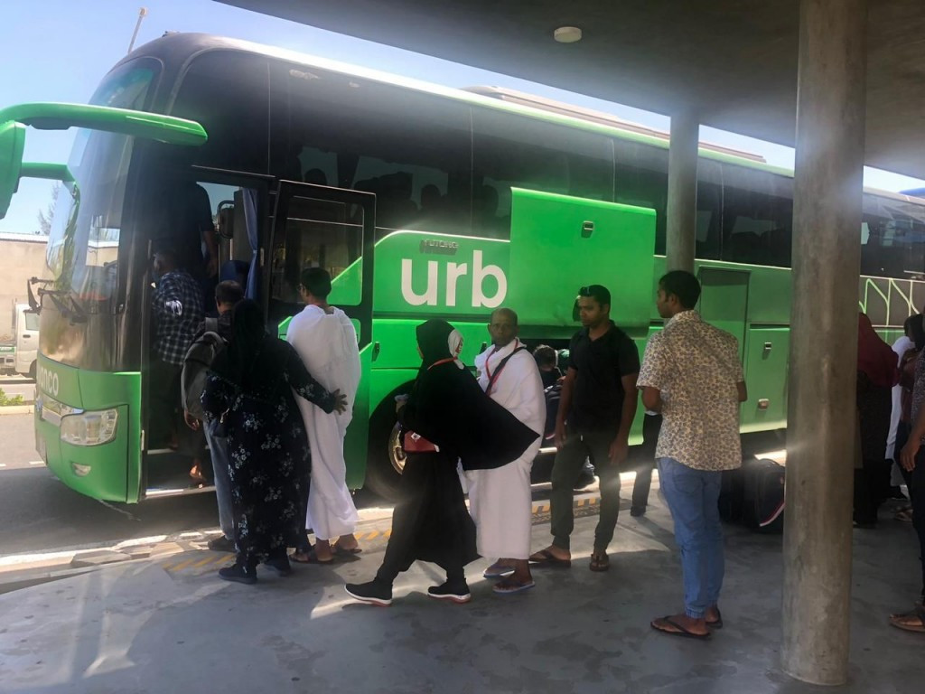 އަރބަންކޯގެ ބަހެއްގައި ޙައްޖާޖީން އެއަރޕޯޓަށް ގެންދަނީ