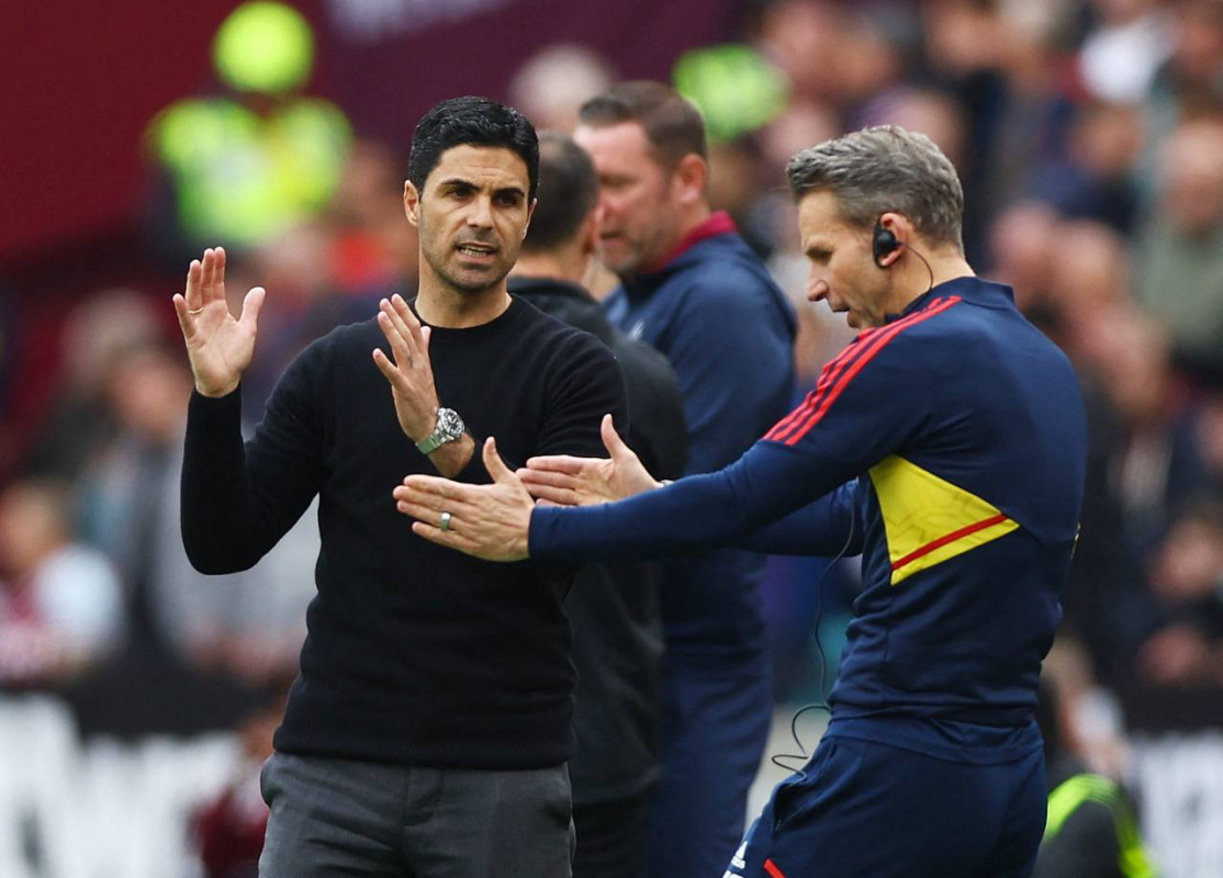 އާސެނަލްގެ ކޯޗު މިކޭލް އާޓެޓާ އަދި އޭނާގެ އެސިސްޓެންޓް