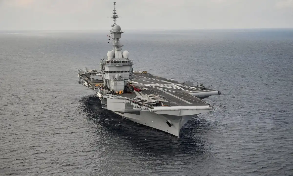 ފްރާންސުން ހަނގުރާމަމަތީ ބޯޓާއި އެންމެ ވަރުގަދަ އެއާކްރާފްޓް ކެރިއާ މެޑިޓެރޭނިއަނަށް ފޮނުވަނީ