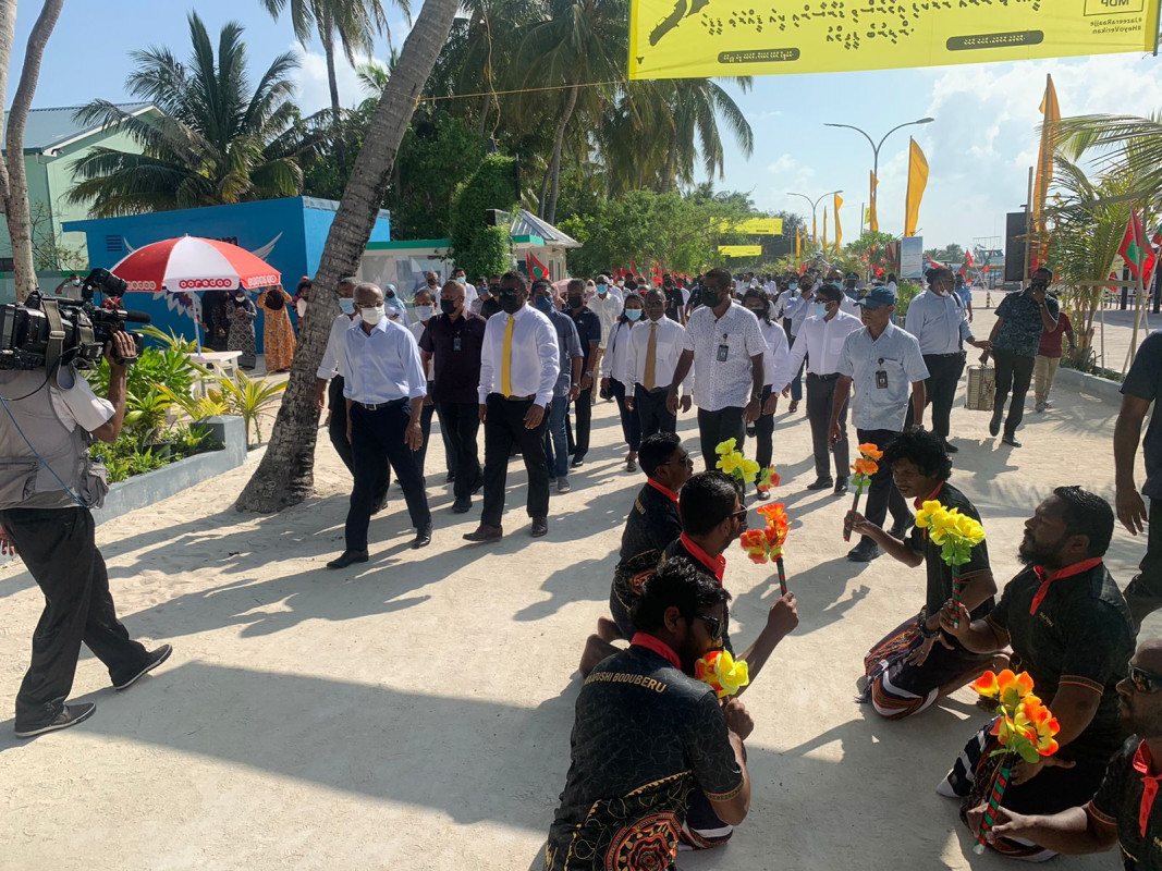 މާފުށީގައި ސަރުކާރުން ހިއްކި ބިން އެ ރަށު ކައުންސިލާ ހަވާލުކުރުމަށް ބޭއްވި ރަސްމިއްޔާތުގެ ތެރެއިން - ފޮޓޯ: ރާއްޖެ އެމްވީ