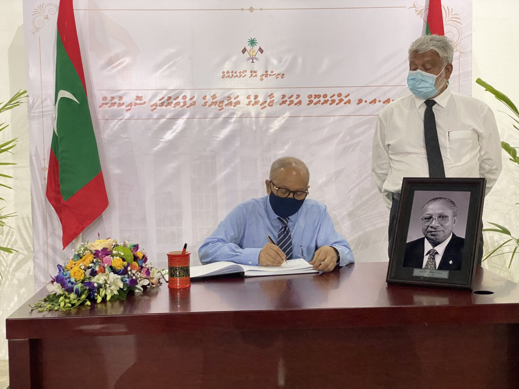 އުމަރު ޒާހިރުގެ ހަނދާނުގައި ހުޅުވި ތައުޒިޔާގެ ދަފްތަރުގައި ކުރީގެ ރައީސް މައުމޫން އަބްދުލްގައްޔޫމް ސޮއިކުރައްވަނީ