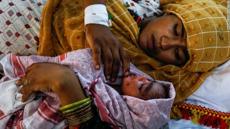 ޕާކިސްތާނުގެ އަންހެނެއް އޭނާގެ ކުޑަ ދަރިފުޅާއެކު