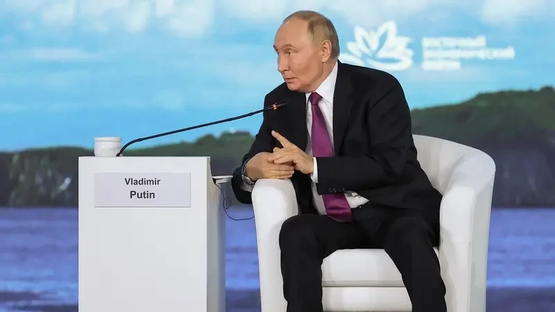 ރަޝިޔާގެ ރައީސް ޕުޓިން، 5 ސެޕްޓެމްބަރު 2024 ގައި ރަޝިޔާގެ ވްލަޑީވޮސްޓޮކް ގައި ބޭއްވުނު އީސްޓަން އިކޮނޮމިކް ފޯރަމްގެ ޕްލީނަރީ ސެޝަންގައި ބައިވެރިވެވަޑައިގަންނަވަނީ.