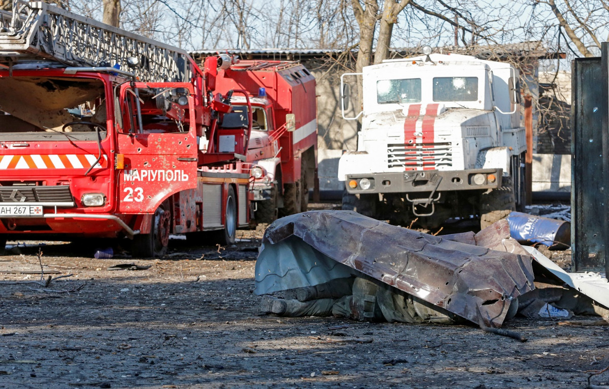 ޔޫކްރެއިން-ރަޝިޔާ ހަނގުރާމައިގެ ތެރޭގައި މަރުވި މީހެއްގެ ހަށިގަނޑު، ވަކިވެގަތުމަށް މަސައްކަތްކުރާ ވޮލްނޮވަޚާ ނަމަކަށް ކިޔާ ސިޓީގައި ހުންނަ އިމަޖެންސީ މިނިސްޓްރީގެ ޑިޕާޓްމެންޓްގެ އިމާރާތެއްގެ ކައިރީގައި  - ފޮޓޯ: ރޮއިޓަރސް