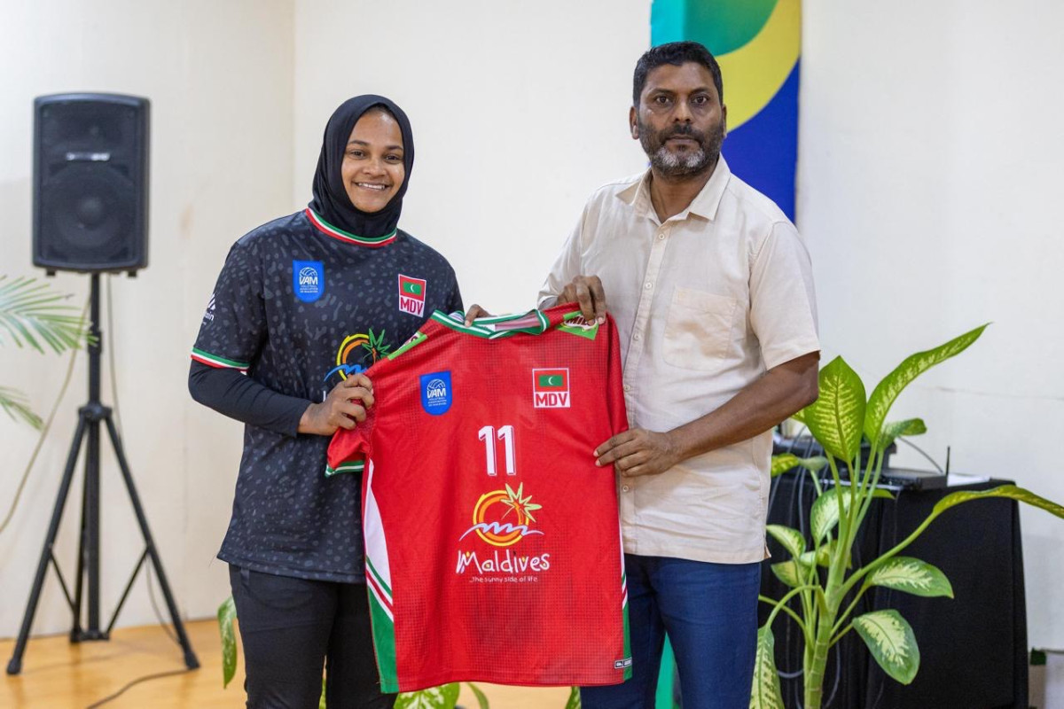 ޤައުމީ އަންހެން ވޮލީ ޓީމުގެ ކުޅުންތެރިންނަށް ވަޒީރު ރާފިޢު ޖާޒީ ހަވާލު ކުރަނީ