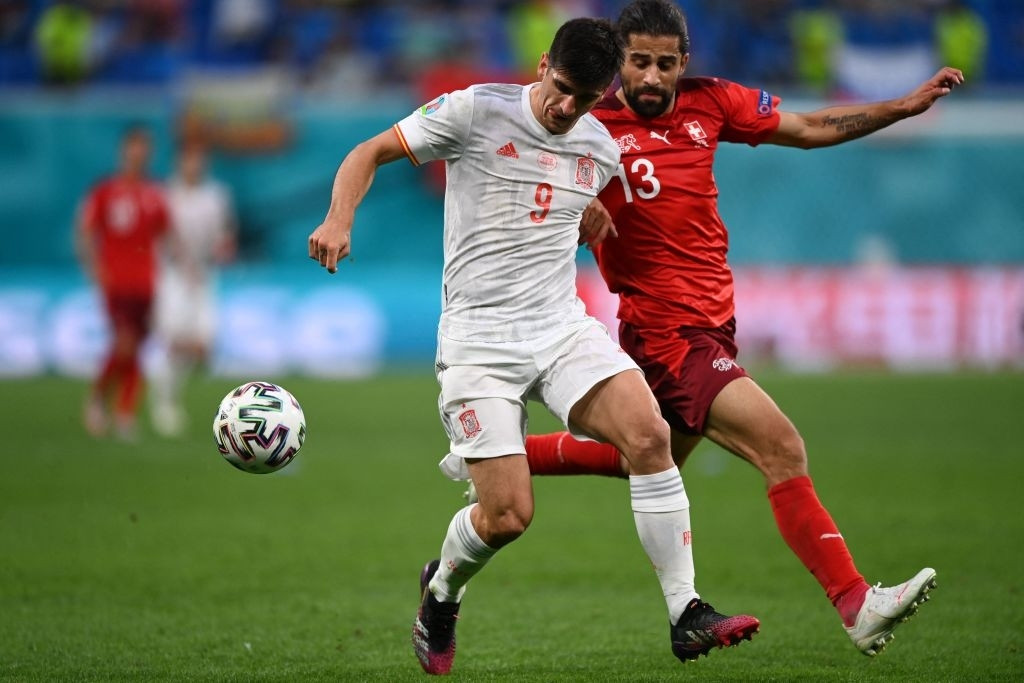 ސްވިޓްޒަލެންޑާއި ސްޕެއިން ބައްދަލުކުރި މެޗުގެ ތެރެއިން - ފޮޓޯ: ގެޓީ އިމޭޖަސް 