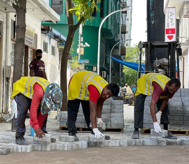 މާލޭ ސްޓްރީޓް ސްކޭޕިންގ މަޝްރޫއުގެ ތެރެއިން: މަގުތަކުގައި ގައު ޖެހުމުގެ މަސައްކަތް ކުރަނީ